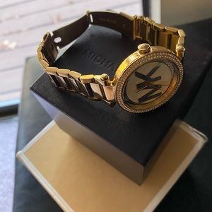 Michael Kors Watch. Gold.